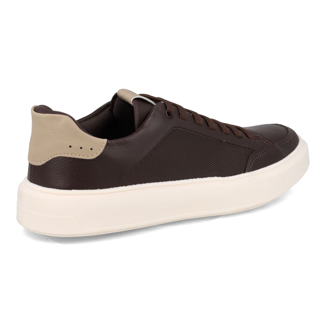 Tênis casual masculino marrom destacando conforto e design